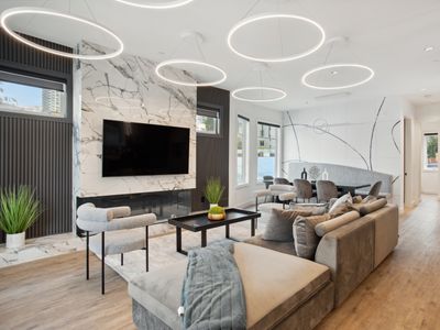 Luxury 3 Bed Downtown Home Near Beach w Parking