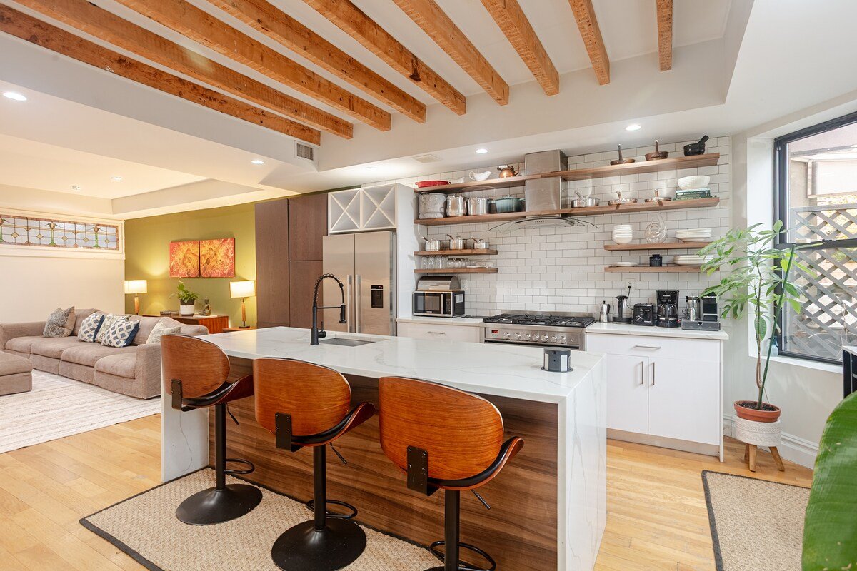 Premium Brownstone, King Suites, Office, Library gallery image 5