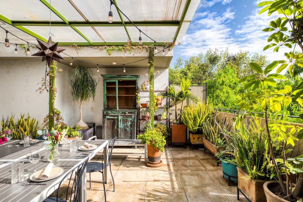 Sit in the Private Rooftop Garden of an Exceptional Home gallery image 3