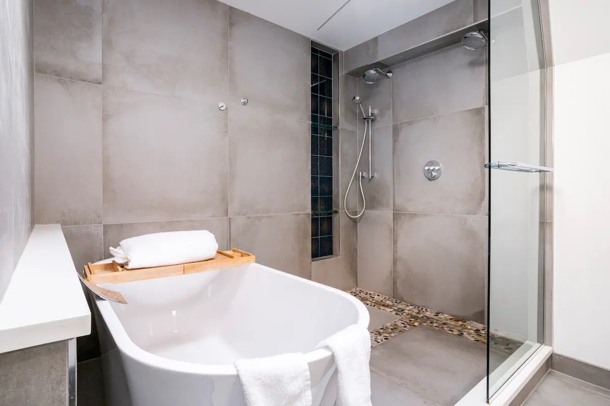 Lux Full House: Outdoor Paradise + FREE Parking! gallery image 2