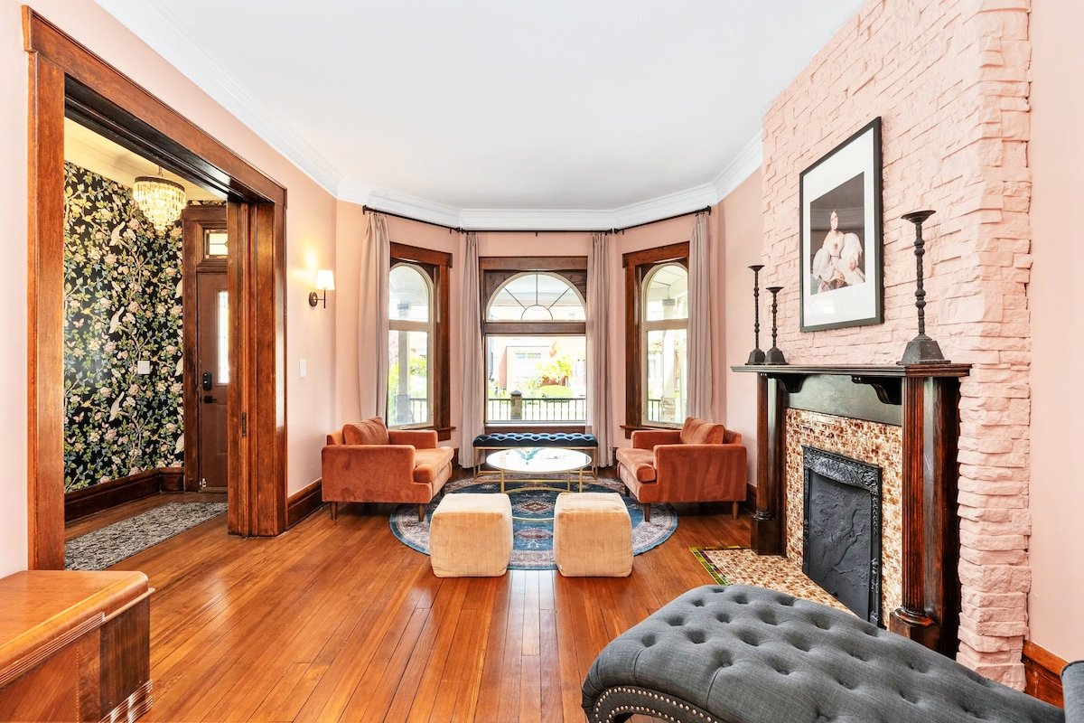 Gorgeous 5BR/10Bed | Large Private Outdoor Space! gallery image 4