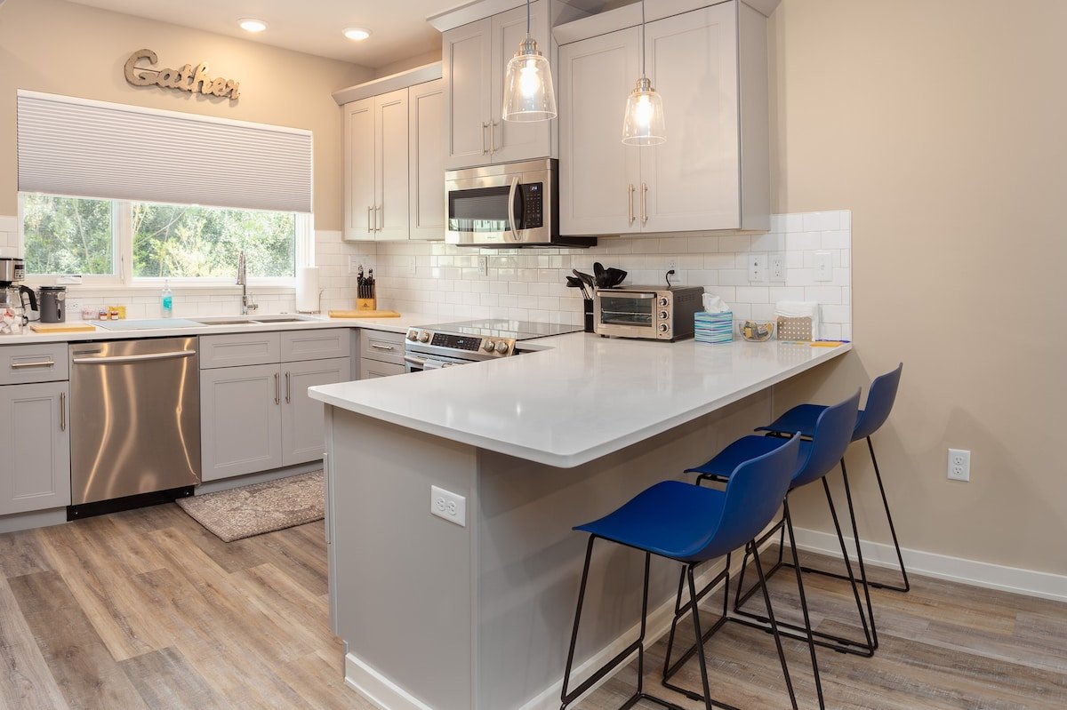 Downtown Townhouse w/ elevator, 3 BR’s & 3.5 baths gallery image 5