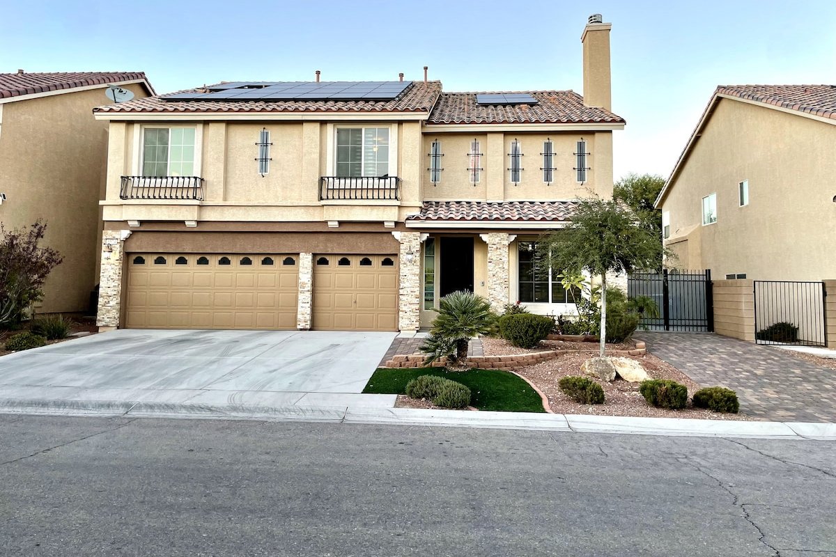 Luxury, Cheerful & Spacious 5 Bedroom Home! gallery image 2