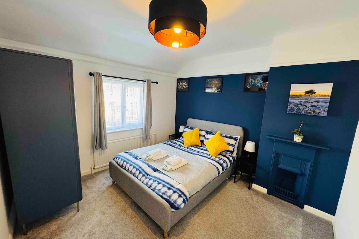 Chic 5 Bedroom House with Private Parking & Garden gallery image 4