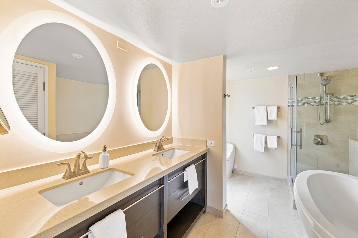 Oceanfront Condo W Free Valet Parking & Balcony gallery image 4