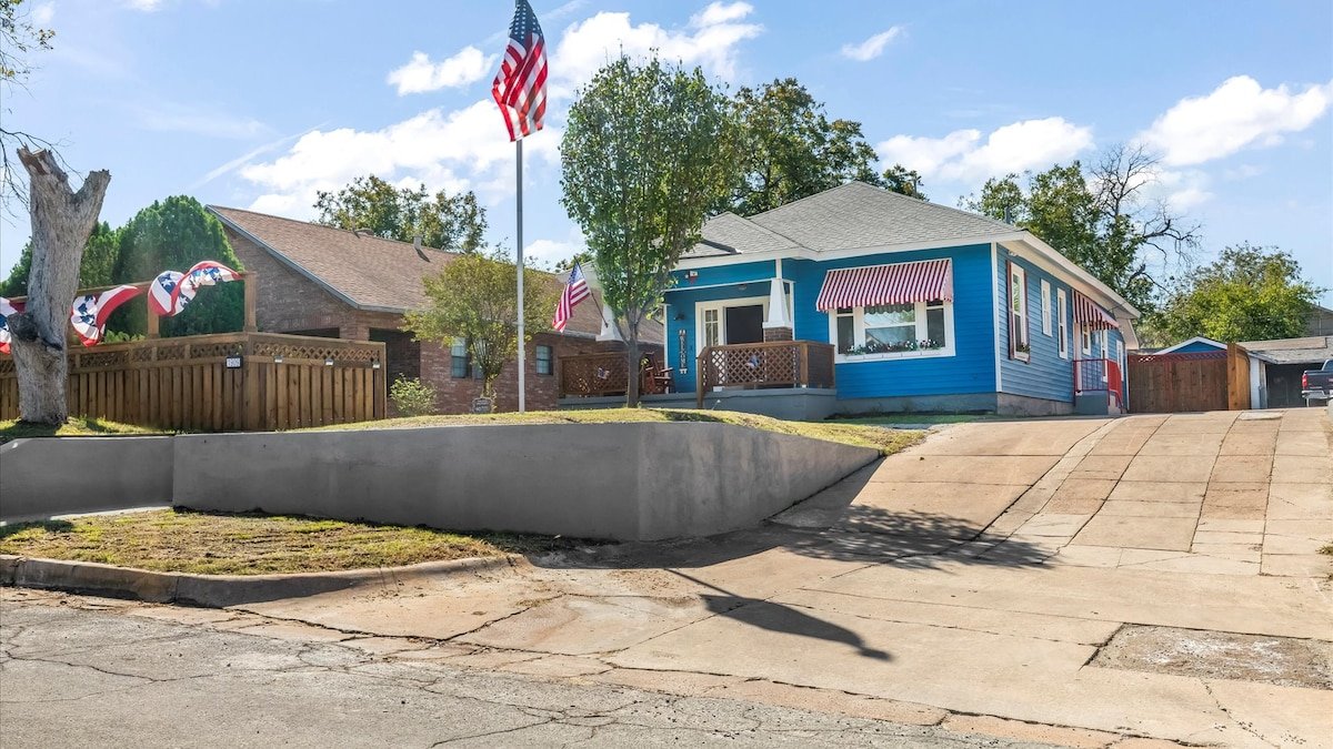 Patriot Outpost – Sleeps 8 – Just 3/4 Mile from St gallery image 4