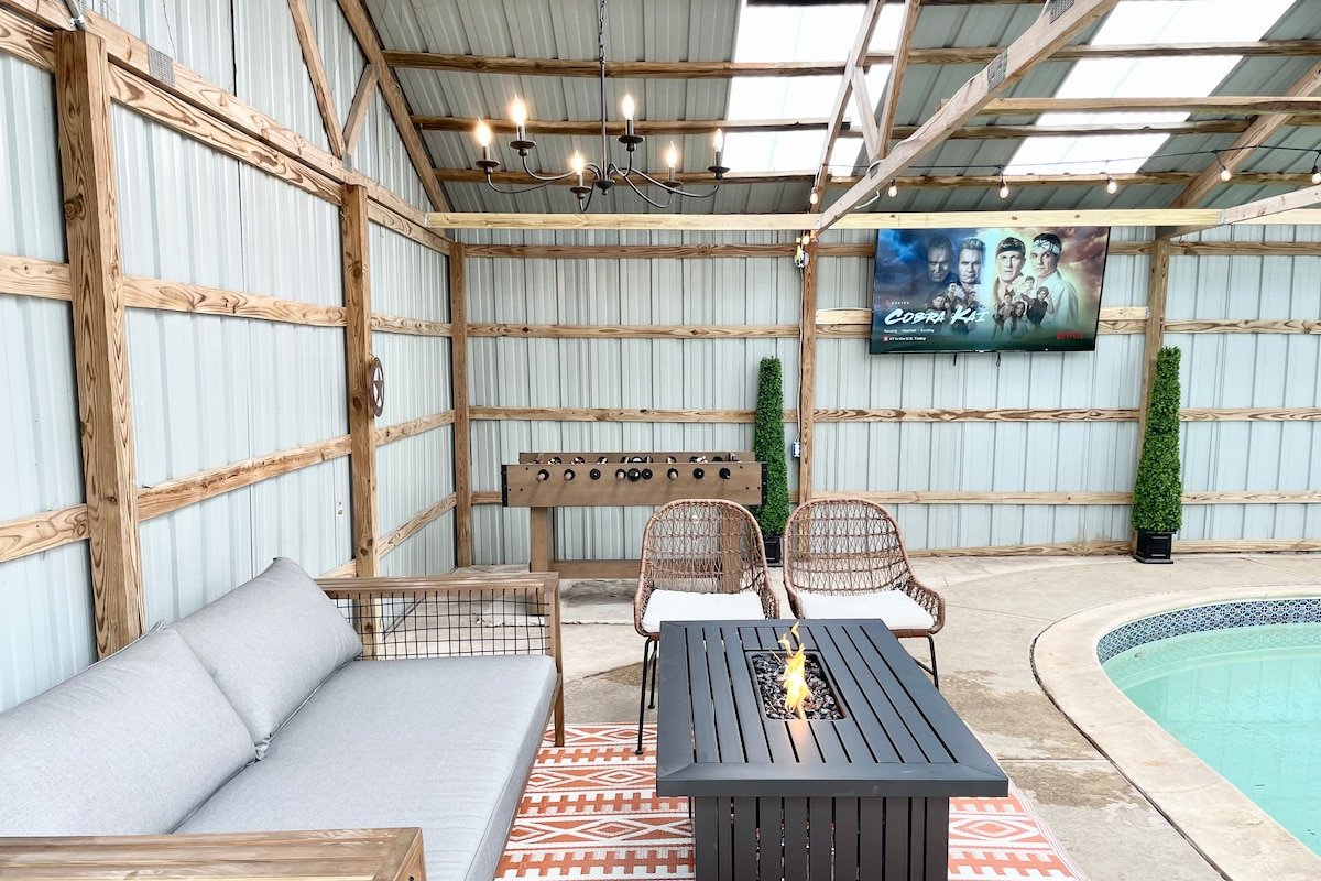 6BR Oasis • Pool, Spa & Foosball • Near Domain! gallery image 4