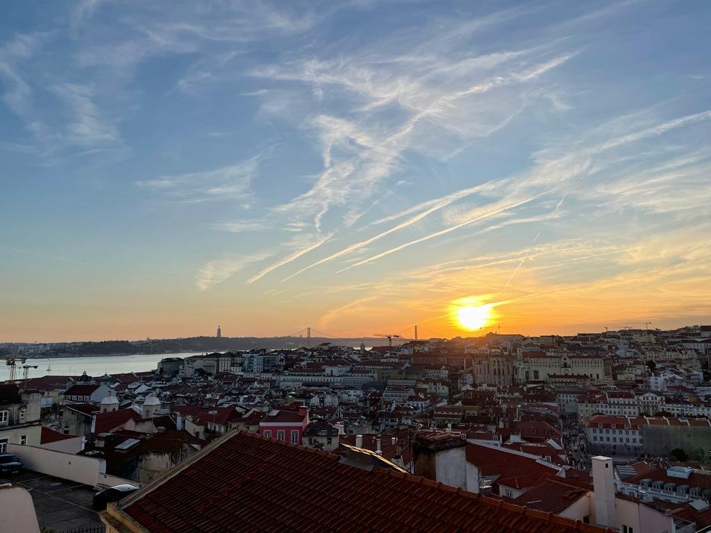 Breath-Taking Lisbon Views. Stunning Apartment with Balcony gallery image 2