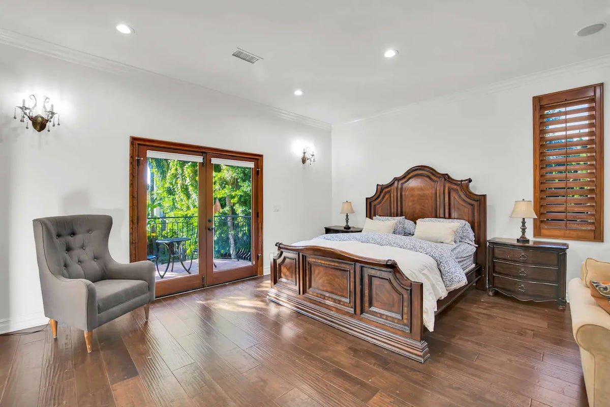 Posh Estate by Universal Studios gallery image 5