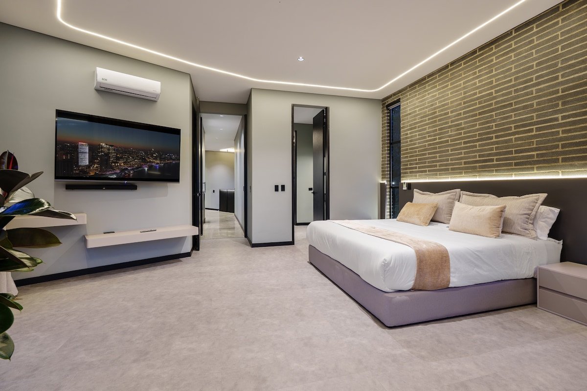 Iconic Villa • Club • Pool • View• 15 Min Provenza gallery image 4