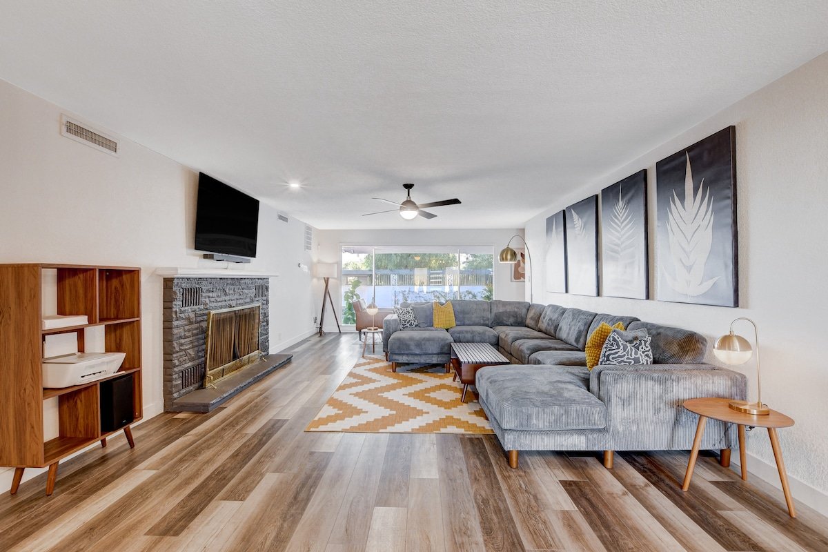 Mid-century Home near Strip/Downtown w/Heated Pool gallery image 4