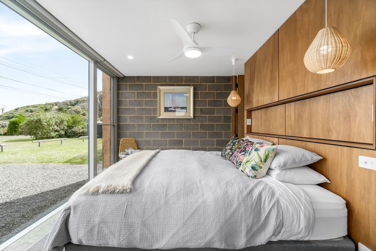 Six Degrees – beach across the road gallery image 5