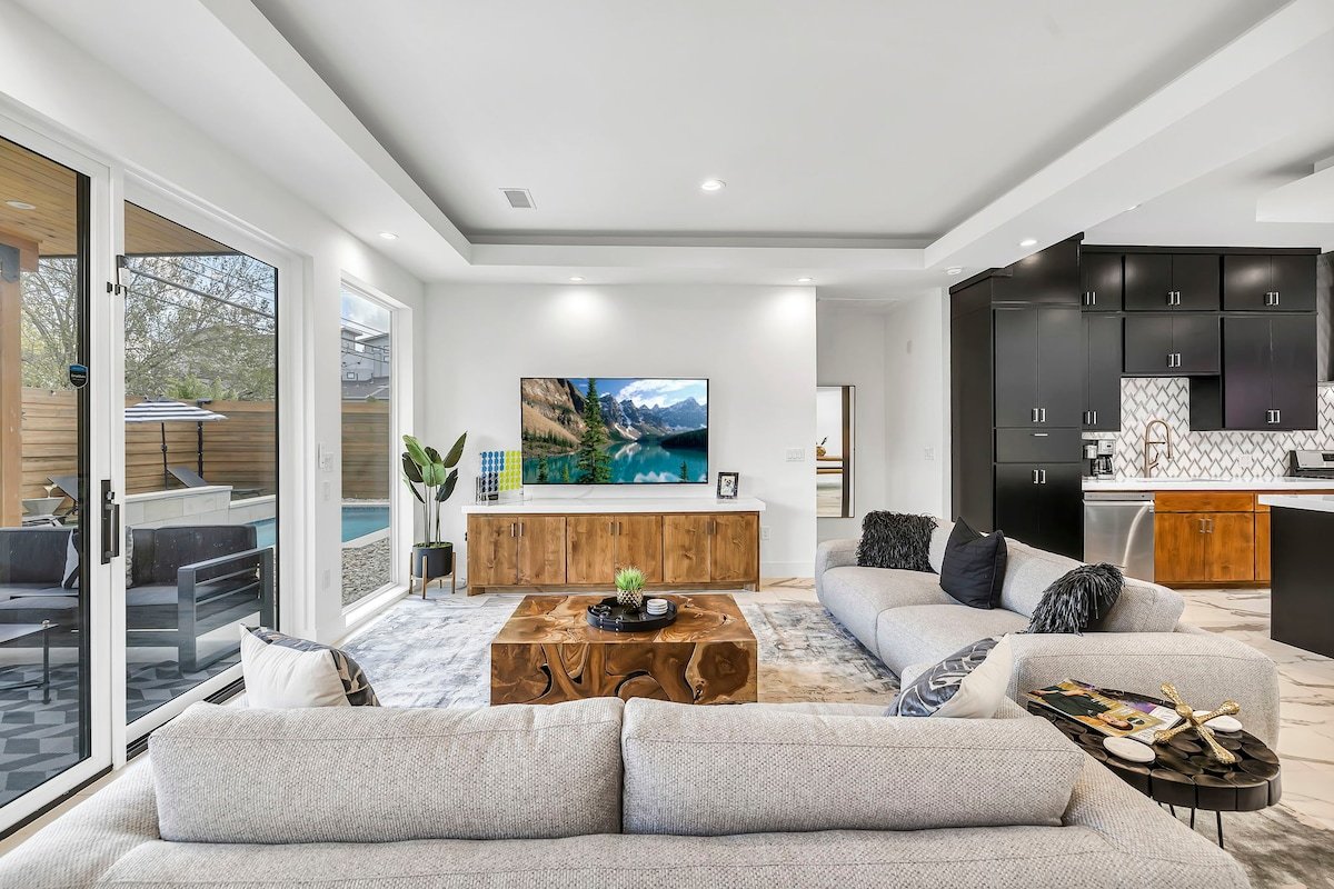 Luxury Villa 5 min to SoCo & DT+ Heated Pool gallery image 4