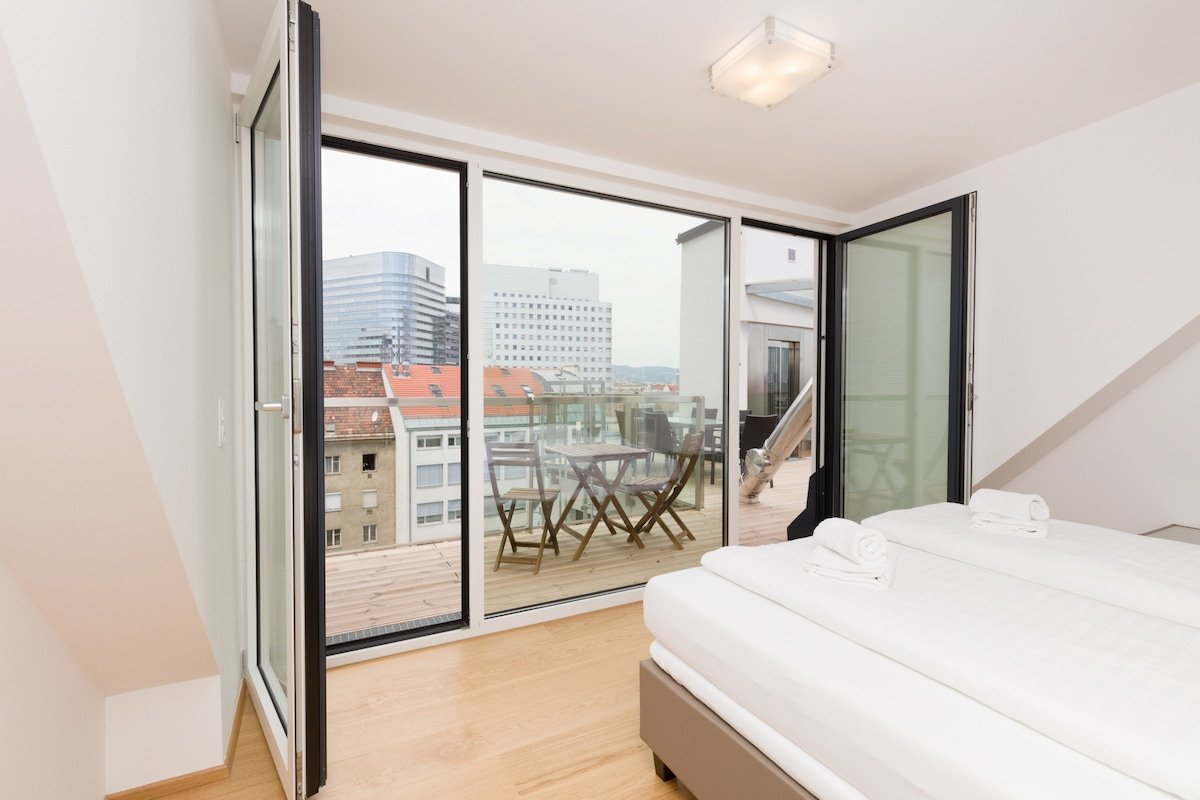 Central & Modern 3BR/3BA, Terrace & Riverside Chic gallery image 4