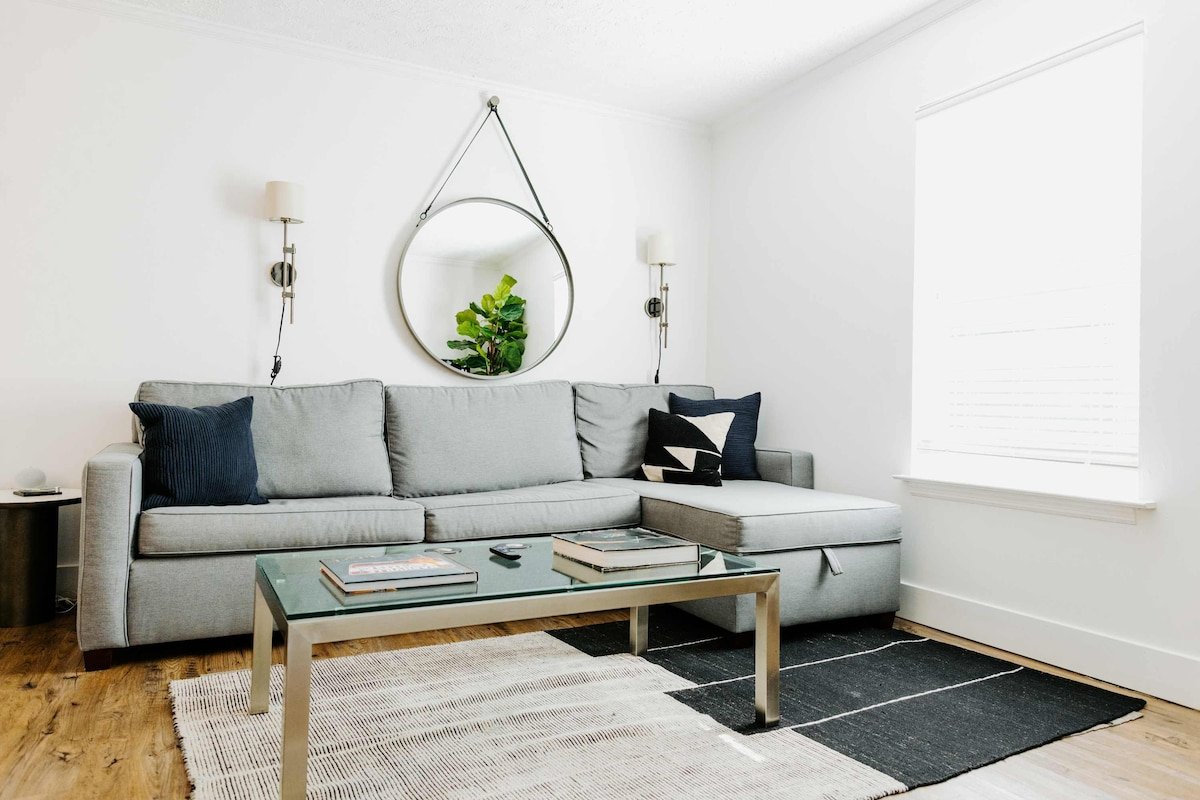 Entire Top Floor of Suites of the Vinyl Sleeps 16 gallery image 2