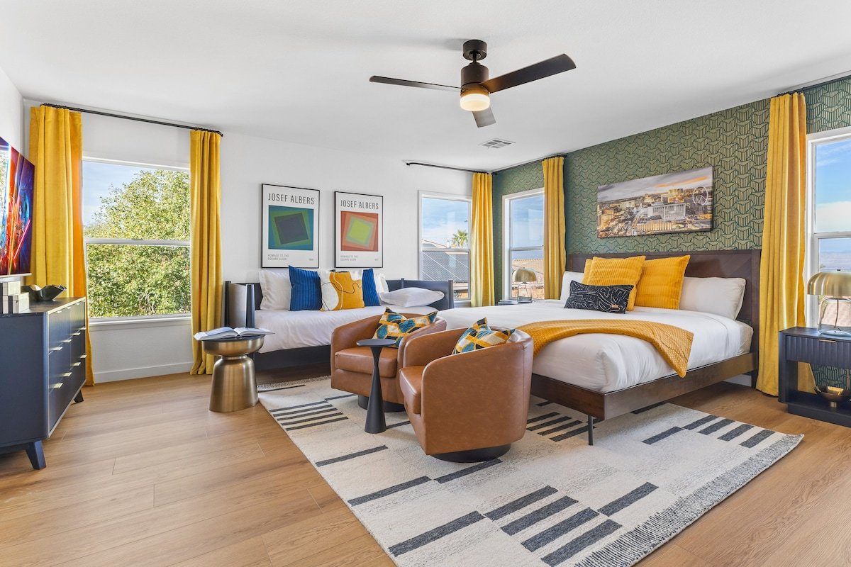 6BDRM Amazing NEON Game Room+Heated Pool -NEW- gallery image 5