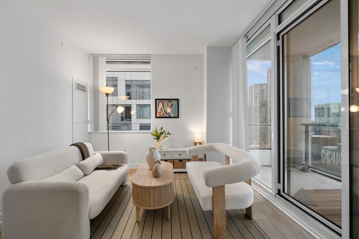 3BR/2BA Japanese-styled CN-Tower View Condo gallery image 4