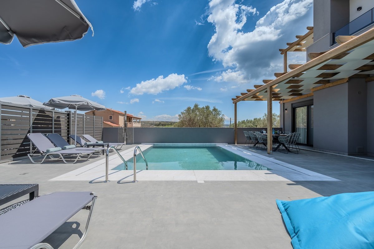 Rosy pair, private pool & jacuzzi near waterpark gallery image 3