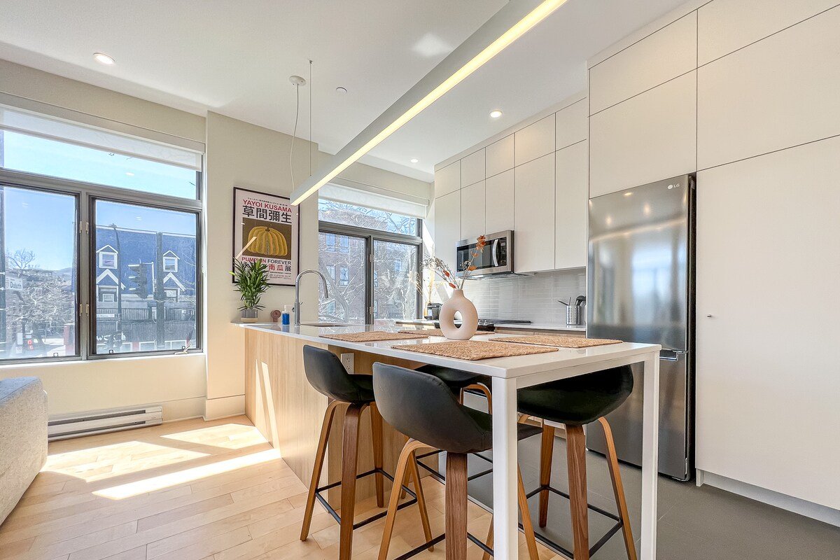 Luxurious 2BR – Plateau Mont-Royal 201 gallery image 4