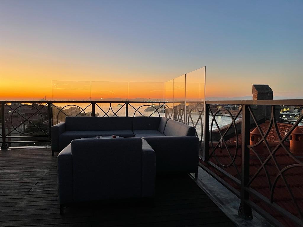 amazing penthouse rooftop terrace 360° lagoon view gallery image 5