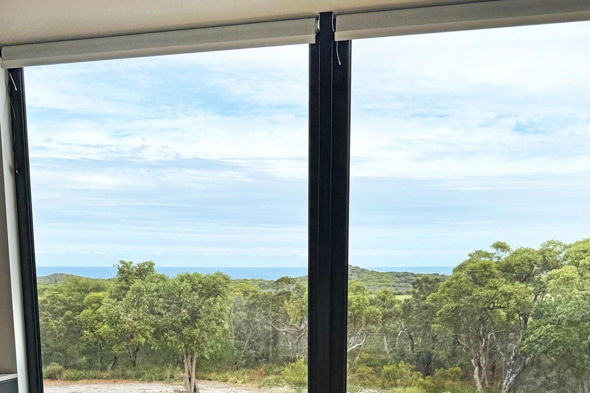 Lights Lookout: Elevated home, expansive sea views gallery image 3