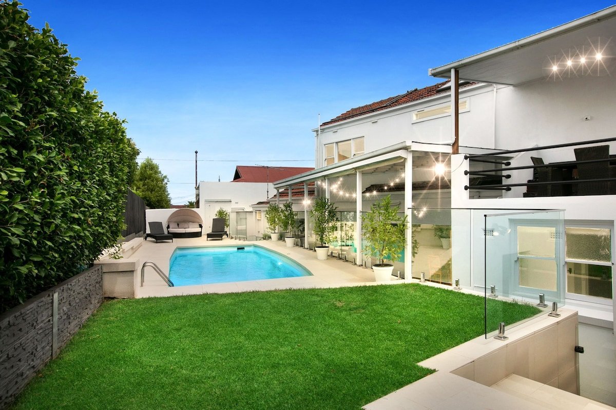 Cheerful 5 bedroom family home with pool gallery image 3