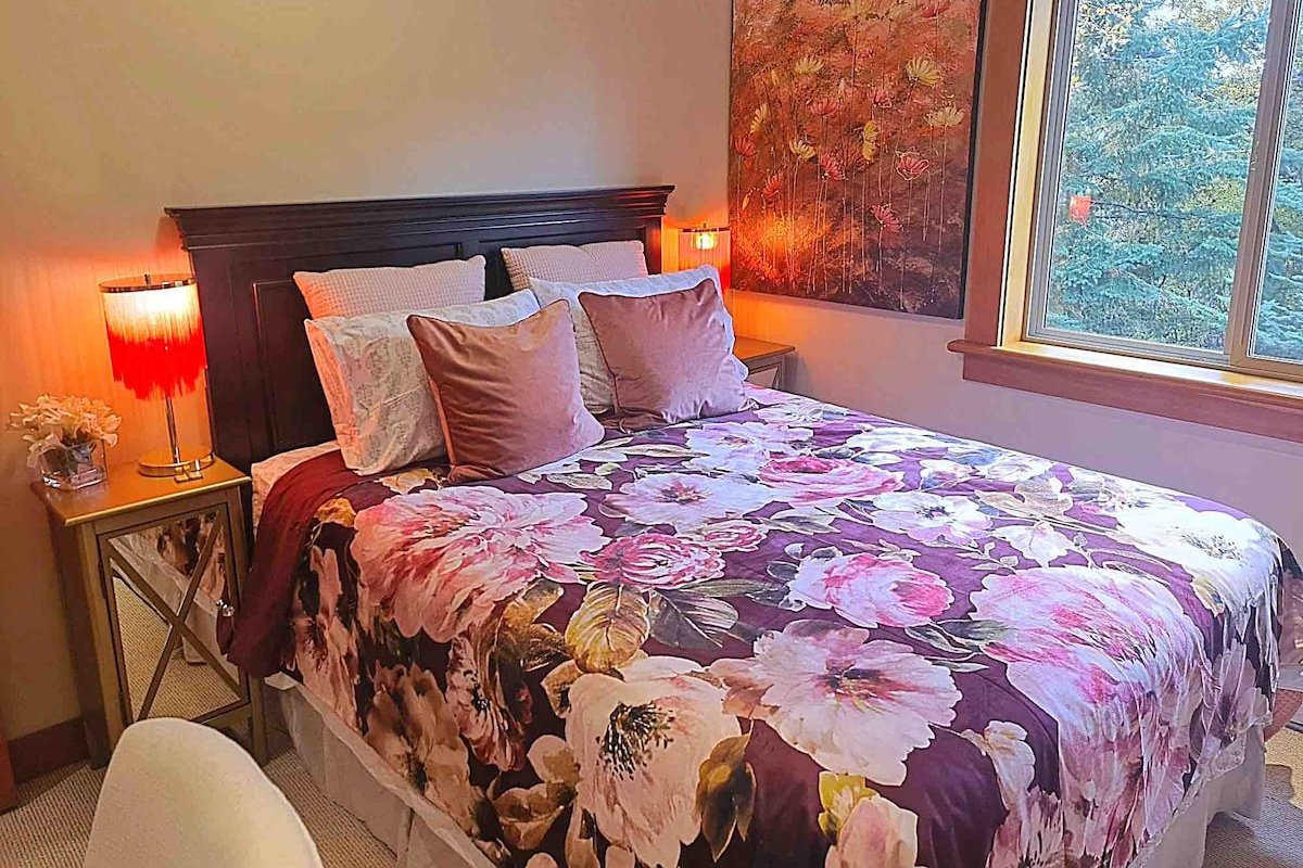 4 BR Farmhouse w/ Pool & Hot Tub gallery image 4