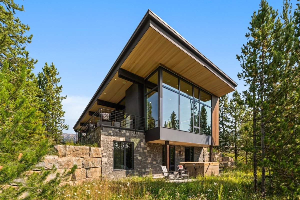 Luxury Mountain Stay | Hot Tub, Views & More