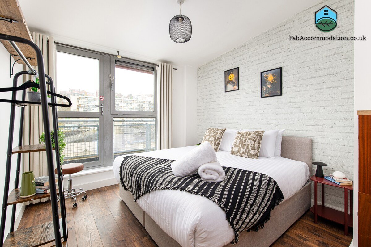 Central-3Bedroom-2Bath-Parking-By FabAccommodation gallery image 4