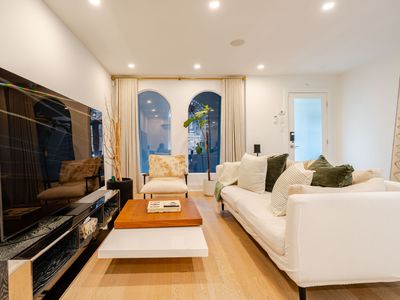 Modern 3BR Home – Heart of Downtown Toronto!