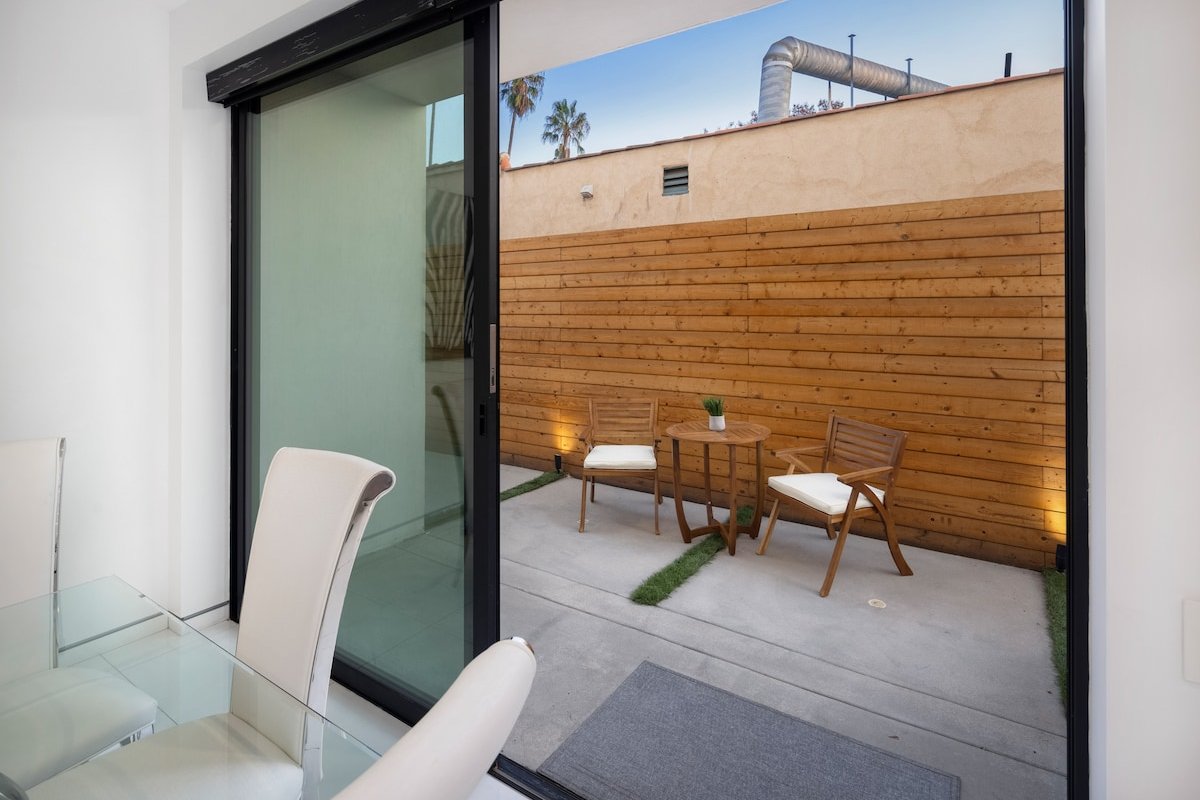 Modern Resort on Melrose in WeHo︱Pool & Spa + Gym gallery image 4