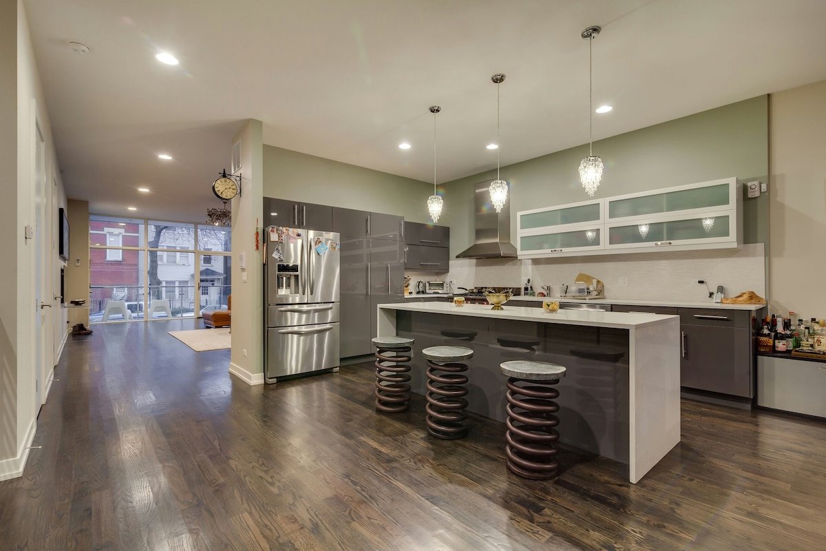 Modern Condo where East meets West! gallery image 4