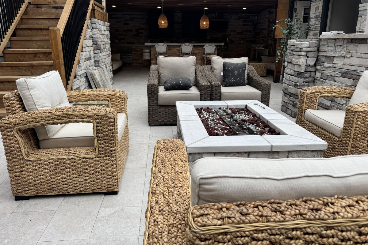 8 Bedrooms 6 Bathrooms -5 mins to downtown