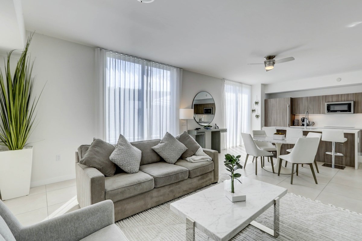 Stunning 2 bedroom townhouse – STEPS to the beach! gallery image 3