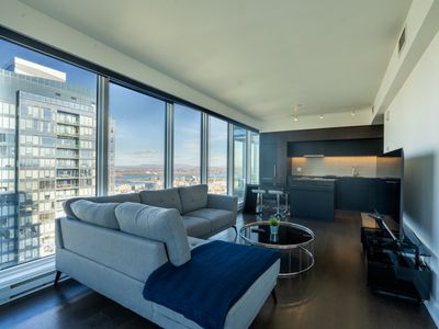 High-Rise 3BR, 3BA Downtown Penthouse