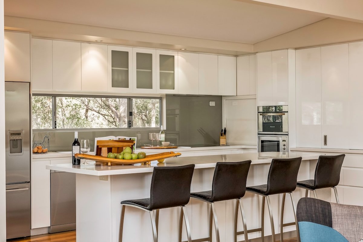 Vintners – modern spacious, 5 bdrm, nature setting gallery image 2