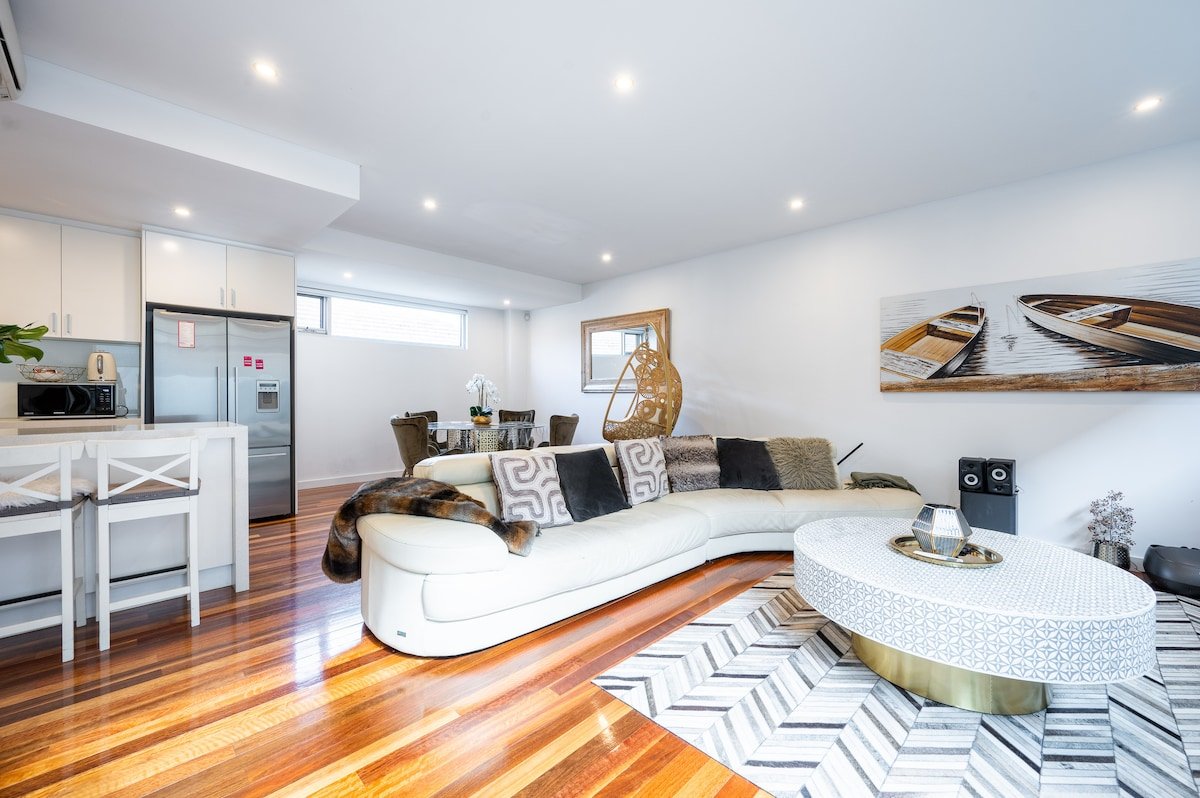 Lux bayside house with private rooftop + seaview gallery image 3