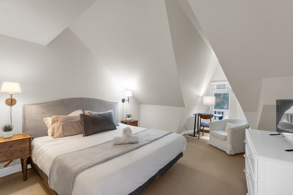 Upscale 4BR – 3 min walk to Subway – Downtown gallery image 4