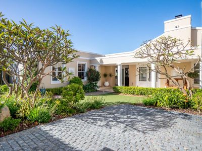 Lovely Home with Pool & Jacuzzi, 3 km from Beach!