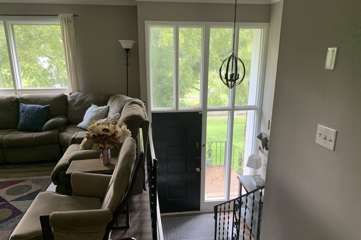 Hilltop Home – comfy, open, quick to downtown/BNA gallery image 5