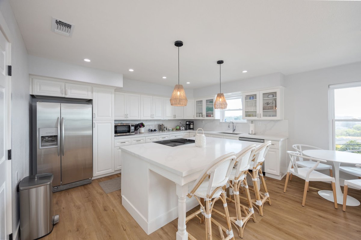 Bright and airy beach vacation spot- perfect for