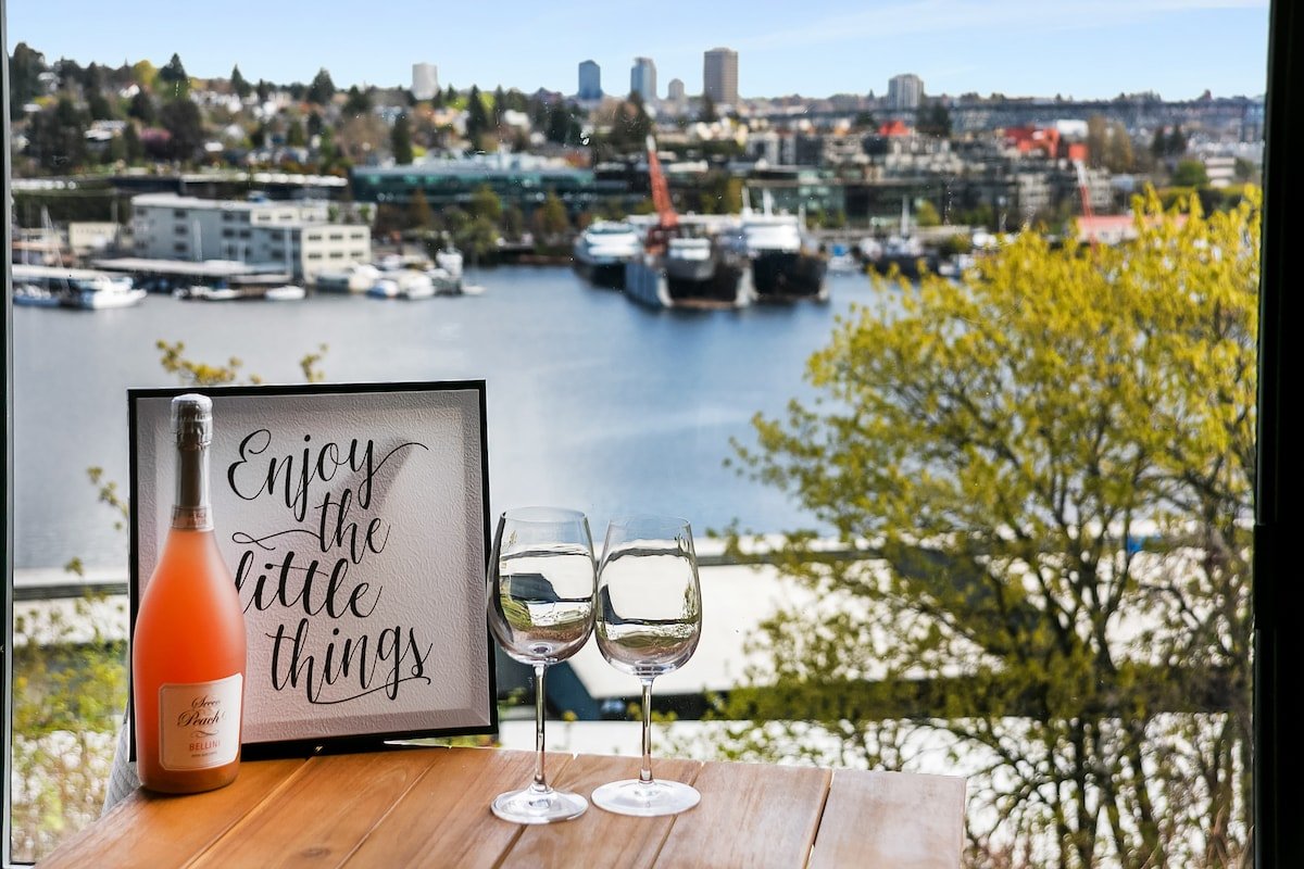 Lake Oasis 2bed/2bath parking & fast Wi-fi gallery image 3