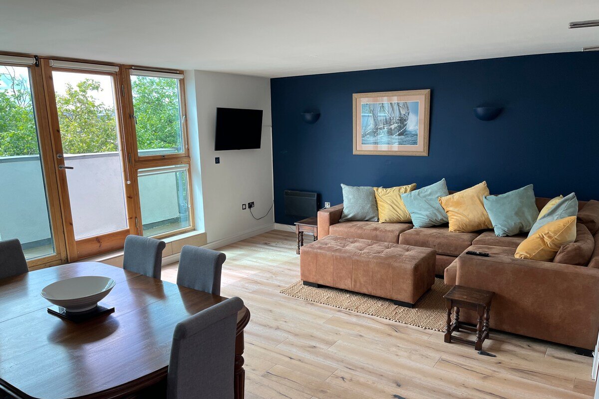 Outstanding, panoramic views of Bristol’s harbour. gallery image 3