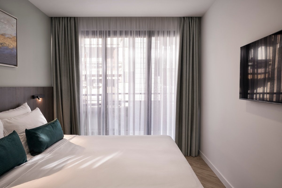 Modern 2BDR Apartment with balcony, 4′ from metro gallery image 5