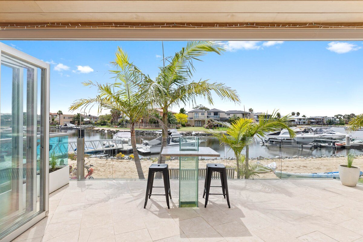 The Beach House: Waterfront with Boat Mooring gallery image 4