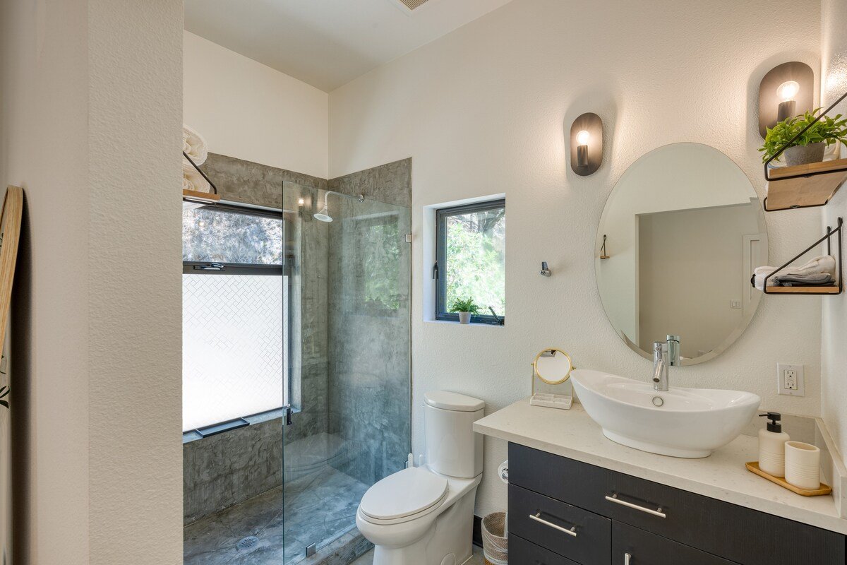 Mill Creek – AvantStay | Patio, Hot Tub, A+ Design gallery image 3