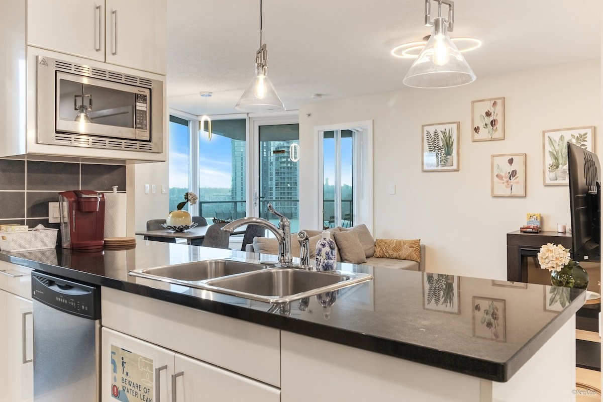 Heart of Downtown｜3BR｜Pool+Sauna+Parking+Views! gallery image 3