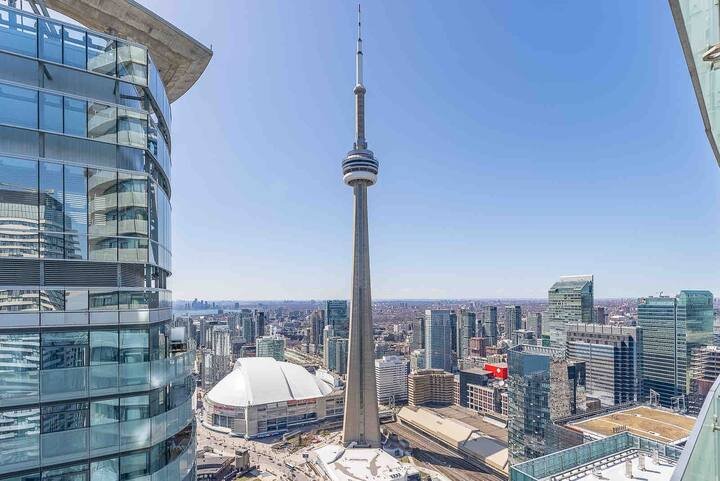 2 Bedroom CN Tower Boutique Condominium w Parking gallery image 2