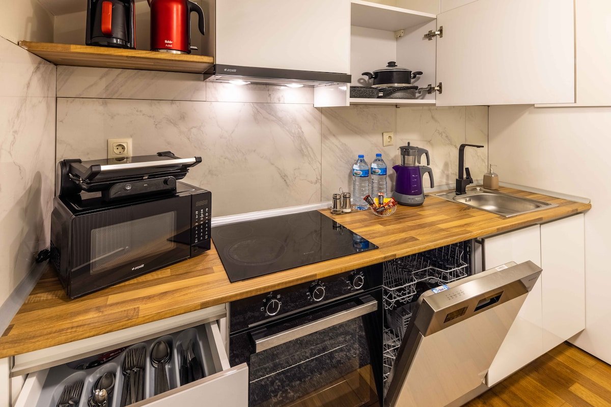 Luxury 3 Bedroom Apartment Terrace & Pool &Parking gallery image 4