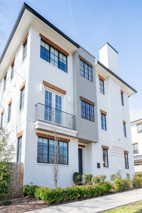 Two Premium Houses! 24 Beds! Prime Location! Game gallery image 3